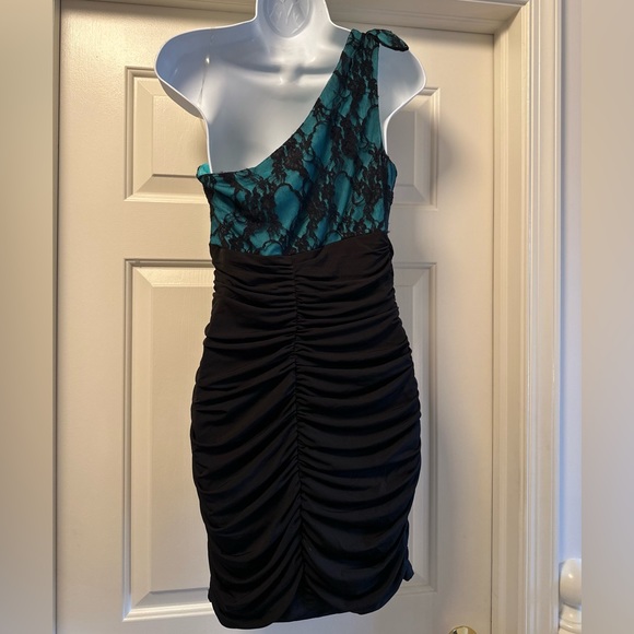 NWT: green and black with lace one shoulder dress - Picture 3 of 3